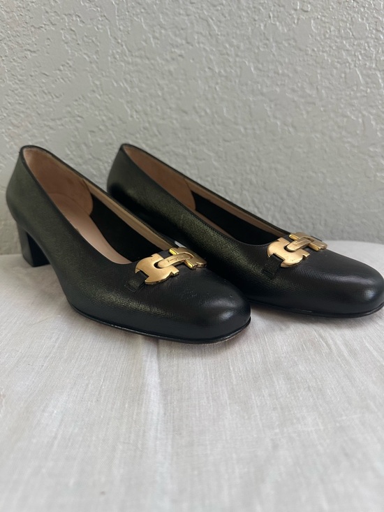 Salvatore Ferragamo Boutique Black Leather Pumps Size 8C Gold Gancini Italy - Picture 2 of 15